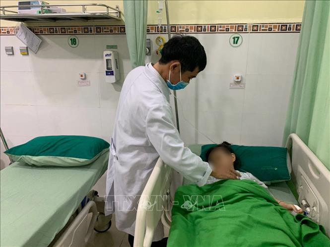 Trong ảnh: Sức khỏe bé gái nuốt phải đồng xu dần hồi phục. Ảnh: TTXVN phát