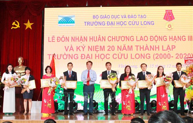 Trong ảnh: Trao Bằng khen của Chủ tịch Ủy ban nhân dân tỉnh Vĩnh Long cho các tập thể và cá nhân. Ảnh: Lê Thúy Hằng – TTXVN