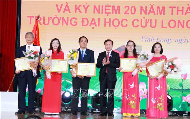 Trong ảnh: Trao Bằng khen của Bộ trưởng Bộ Giáo dục và Đào tạo cho các tập thể và cá nhân. Ảnh: Lê Thúy Hằng – TTXVN