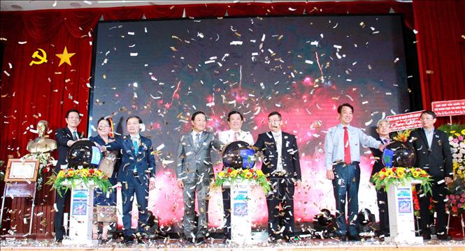 Trong ảnh: Các đại biểu thực hiện nghi thức khai trương Điểm kết nối cung - cầu công nghệ. Ảnh: Lê Thúy Hằng – TTXVN