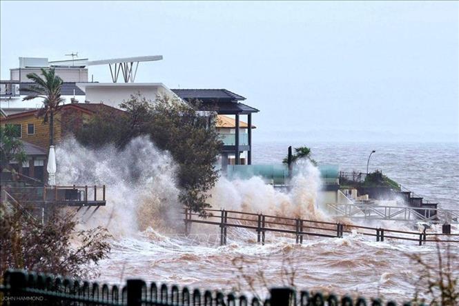 Trong ảnh: Sóng lớn do gió bão ở vịnh Moreton, Queensland, Australia. Ảnh: ABC News/TTXVN