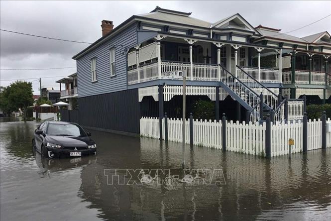 Trong ảnh: Mưa lớn do gió bão gây ngập ở vịnh Brisbane, Queensland, Australia. Ảnh: ABC News/TTXVN