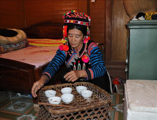 Photo: On the occasion, villagers cook chickens and ‘banh troi’ (floating rice cake) for their feast. VNA Photo: Xuân Tiến