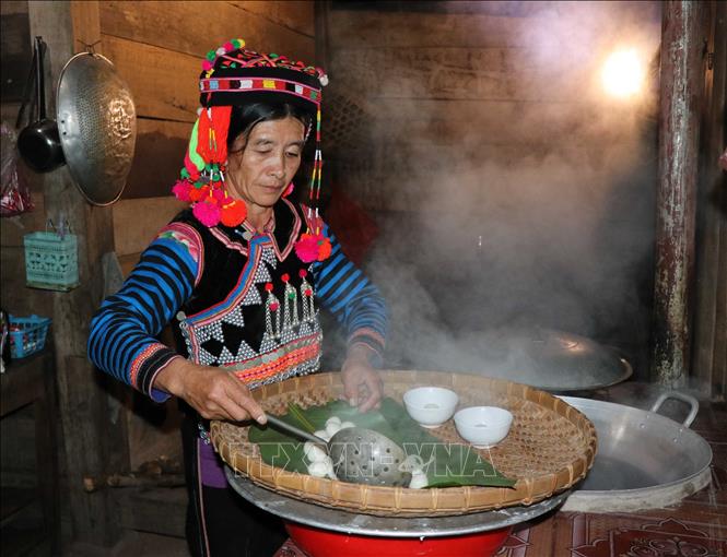 Photo: On the occasion, villagers cook chickens and ‘banh troi’ (floating rice cake) for their feast. VNA Photo: Xuân Tiến