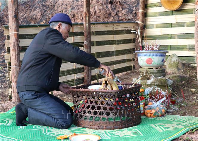 Photo: On the occasion, villagers cook chickens and ‘banh troi’ (floating rice cake) for their feast. VNA Photo: Xuân Tiến