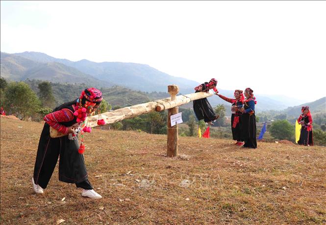 Photo: Villagers often gather at the village’s public space to play humming top and join duet singing while guys and girls go on dates. VNA Photo: Xuân Tiến