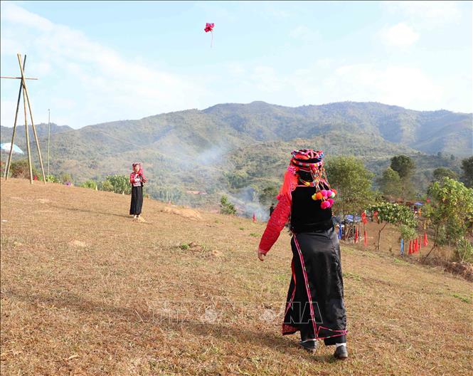 Photo: Villagers often gather at the village’s public space to play humming top and join duet singing while guys and girls go on dates. VNA Photo: Xuân Tiến