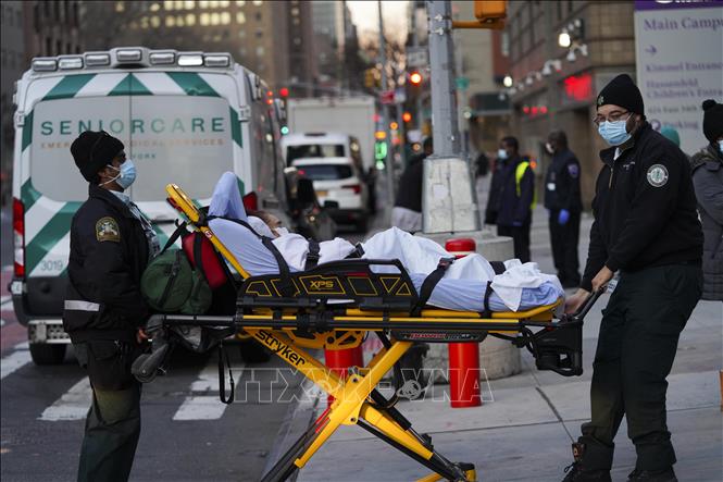 Trong ảnh: Nhân viên y tế chuyển bệnh nhân COVID-19 tới bệnh viện ở New York, Mỹ, ngày 8/12/2020. Ảnh: THX/TTXVN
