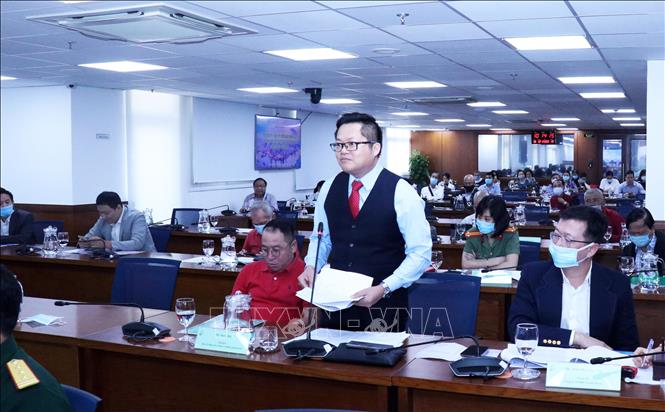 Trong ảnh: Đại diện kiều bào đặt câu hỏi liên quan đến vấn đề ưu đãi đầu tư và sở hữu bất động sản của Việt kiều. Ảnh: Xuân Khu-TTXVN