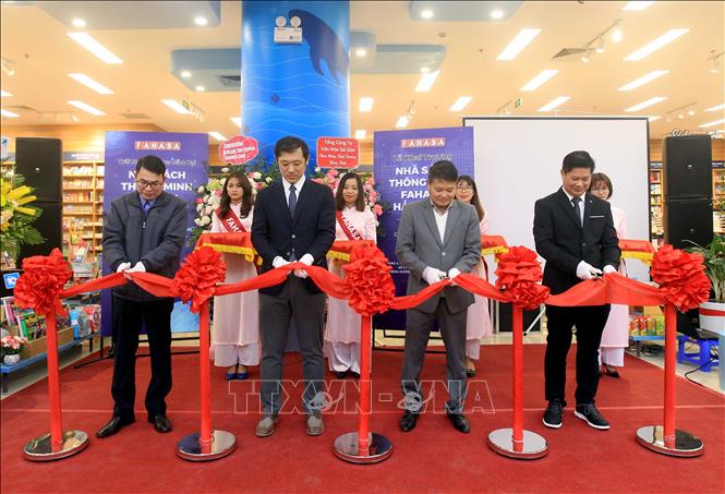 Trong ảnh: Các đại biểu cắt băng khai trương nhà sách. Ảnh: An Đăng - TTXVN
