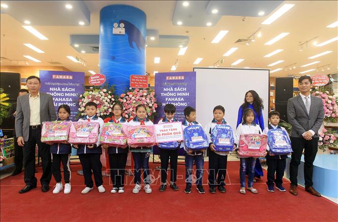Trong ảnh: Công ty Fahasa tặng quà cho các học sinh có hoàn cảnh khó khăn, vượt khó tại Hải Phòng. Ảnh: An Đăng - TTXVN