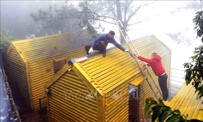 Trong ảnh: Công trình lấn chiếm hành lang giao thông ở vị trí khách sạn Vầng trăng tổ dân phố 1 thị trấn Tam Đảo bị cưỡng chế, tháo dỡ. Ảnh: Hoàng Hùng - TTXVN