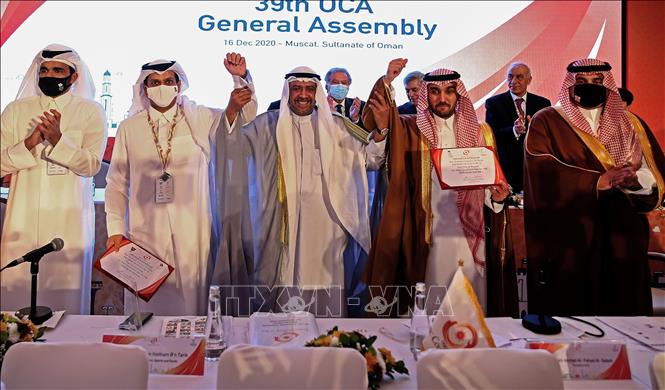 Trong ảnh: Chủ tịch OCA Sheikh Ahmad Al-Fahad Al-Sabah (giữa),  Bộ trưởng Thể thao và Thanh niên Saudi Arabia  Abdulaziz bin Turki al-Faisal al-Saud (giữa phải) và Chủ tịch Ủy ban Olympic Qatar Sheikh Joaan bin Hamad al-Thani ( trái) tại cuộc họp ở Muscat, Oman, ngày 16/12/2020. Ảnh: AFP/TTXVN
