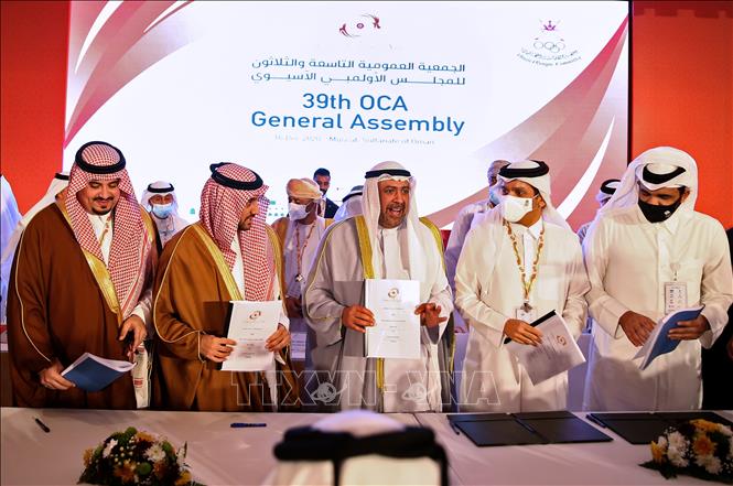 Trong ảnh: Chủ tịch OCA Sheikh Ahmad Al-Fahad Al-Sabah (giữa),  Bộ trưởng Thể thao và Thanh niên Saudi Arabia  Abdulaziz bin Turki al-Faisal al-Saud (giữa trái) và Chủ tịch Ủy ban Olympic Qatar Sheikh Joaan bin Hamad al-Thani ( giữa phải) tại cuộc họp ở Muscat, Oman, ngày 16/12/2020. Ảnh: AFP/TTXVN