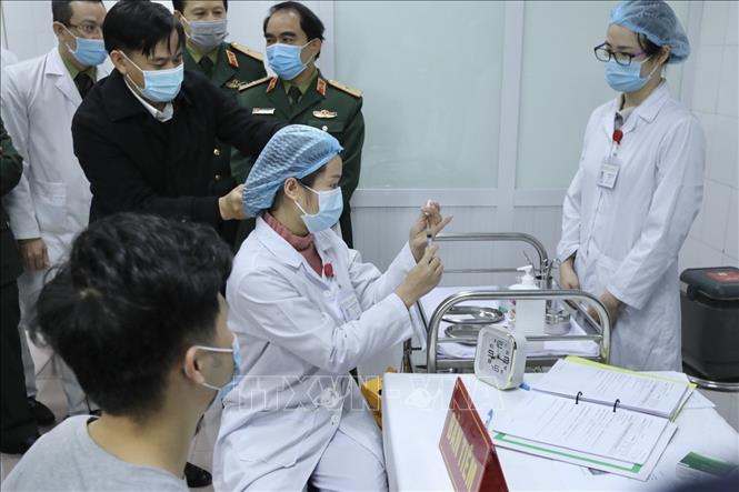 Photo: The first test injection was made on a male volunteer at the Hanoi-based Military Medical University. VNA Photo: Minh Quyết