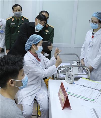 Photo: The first test injection was made on a male volunteer at the Hanoi-based Military Medical University. VNA Photo: Minh Quyết