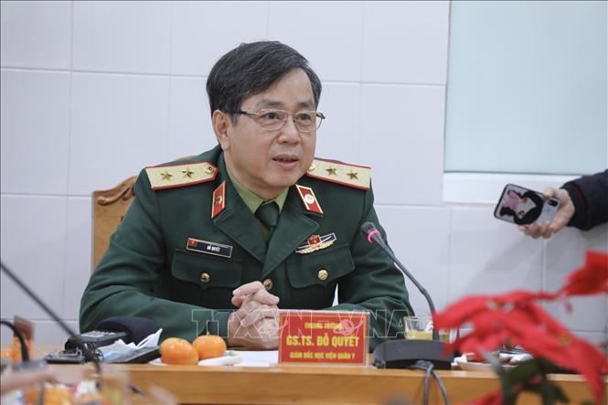 Photo: Lieut. Gen. Do Quyet, Head of the Vietnam Military Medical University, informs of the trial injection. VNA Photo: Minh Quyết