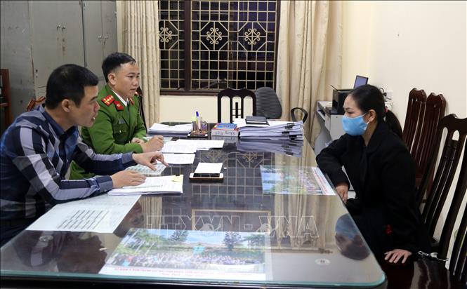 Trong ảnh: Đối tượng Bùi Thị Khương - nguyên Trưởng ban kiểm soát Quỹ tín dụng nhân dân thị trấn Cổ Lễ, huyện Trực Ninh, tỉnh Nam Định tại cơ quan điều tra, Công an tỉnh Nam Định. Ảnh: Văn Đạt - TTXVN
