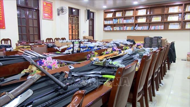 Trong ảnh: Số vũ khí, công cụ hỗ trợ bị lực lượng chức năng thu giữ. Ảnh: Đức Hiếu - TTXVN