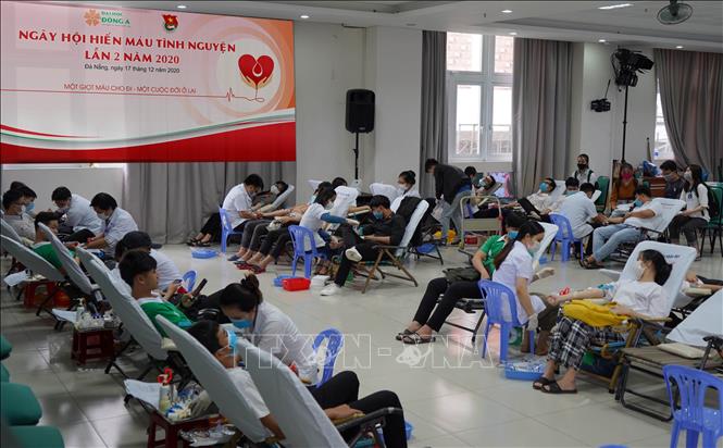 Trong ảnh: Đông đảo sinh viên, giảng viên trường Đại học Đông Á hiến máu tình nguyện tại ngày hội. Ảnh: TTXVN phát