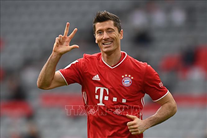 Trong ảnh: Cầu thủ Robert Lewandowski  vui mừng sau khi ghi ba bàn thắng trong trận đấu giữa CLB FC Bayern Munich và  Eintracht Frankfurt tại  Munich,  Đức, ngày 24/10/2020. Ảnh: AFP/TTXVN