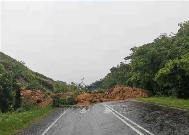 Trong ảnh: Một đoạn đường bị sạt lở do mưa lớn khi bão Saga đổ bộ vào đảo Vanua Levu, Fiji ngày 17/12/2020. Ảnh: THX/TTXVN