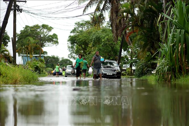 Trong ảnh: Cảnh ngập lụt do mưa lớn khi bão Saga đổ bộ vào Suva, Fiji ngày 17/12/2020. Ảnh: AFP/TTXVN