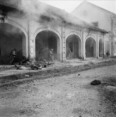 Trong ảnh: Vệ Quốc đoàn lập chốt chiến đấu tại chợ Đồng Xuân. Ảnh: Tư liệu TTXVN