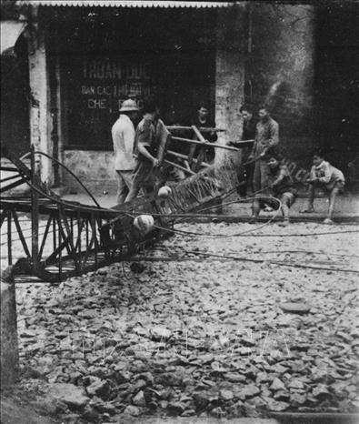 Trong ảnh: Quân và dân Thủ đô lập chướng ngại vật trên đường phố, sẵn sàng chiến đấu cản bước tiến của địch. Ảnh: Tư liệu TTXVN