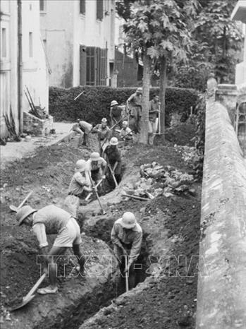Trong ảnh: Quân và dân Hà Nội đào giao thông hào ngay trong Bắc Bộ phủ, sẵn sàng chiến đấu chống giặc. Ảnh: Tư liệu TTXVN