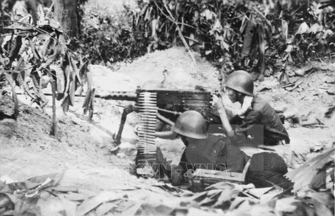 Trong ảnh: Các chiến sỹ tự vệ Thủ đô sẵn sàng chiến đấu bảo vệ từng tấc đất, từng căn nhà. Ảnh: TTXVN