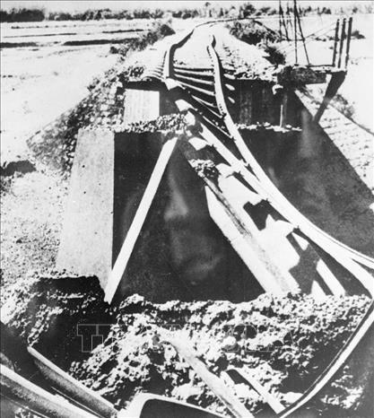 Trong ảnh: Đoàn tàu quân sự của thực dân Pháp bị bộ đội và du kích phá hủy trên đường số 5 (Hà Nội - Hải Phòng).Ảnh: Tư liệu TTXVN