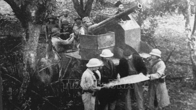 Trong ảnh: Một khẩu đội pháo của Vệ Quốc đoàn tại trận địa pháo đài Láng (Hà Đông) tháng 12/1946. Ảnh: Tư liệu TTXVN