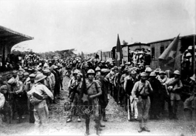 Trong ảnh: Ngày 26/9/1945, tại ga Hàng Cỏ, đoàn quân Nam tiến đầu tiên rời Hà Nội vào chi viện cho miền Nam, mở đầu cho phong trào Nam tiến, cả nước sát cánh cùng đồng bào Nam bộ và Nam Trung bộ đánh giặc cứu nước. Ảnh: Tư liệu/TTXVN phát