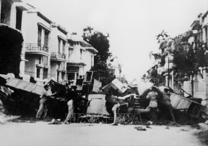 Trong ảnh: Nhân dân Thủ đô mang đồ dùng gia đình dựng chiến lũy chặn quân Pháp trên phố Mai Hắc Đế. Ảnh: Tư liệu TTXVN