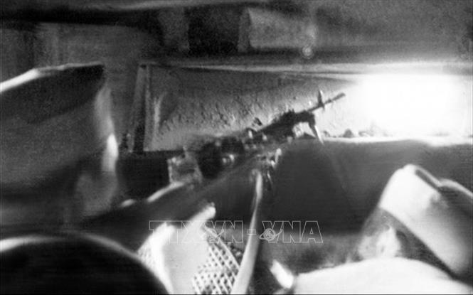 Trong ảnh: Các chiến sỹ Vệ quốc đoàn chiến đấu bảo vệ Thủ đô. Ảnh: Tư liệu TTXVN