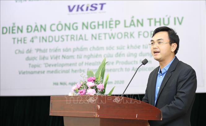 Trong ảnh: Ông Phan Văn Hiệu, Chủ tịch Hội đồng quản trị Công ty CP Dược Mỹ phẩm CVI, Hà Nội trình bày tham luận “Công ty CVI: Ứng dụng công nghệ để phát triển và nâng cao giá trị của sản phẩm thảo dược Việt Nam” tại diễn đàn. Ảnh: Anh Tuấn – TTXVN