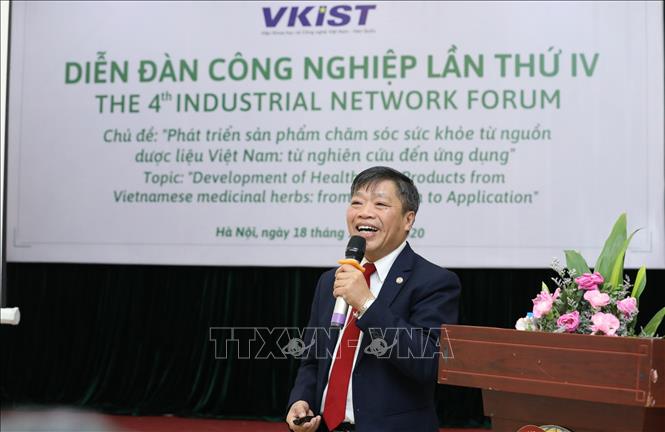 Trong ảnh: Tiến sỹ Nguyễn Phương, Nhà nghiên cứu chính, Nacentech trình bày tham luận “Nghiên cứu và phát triển chuỗi sản phẩm chất lượng cao từ quả dừa Việt Nam phục vụ nội tiêu và xuất khấu: ứng dụng tại Công ty TNHH chế biến dừa Lương Qưới” tại diễn đàn. Ảnh: Anh Tuấn – TTXVN