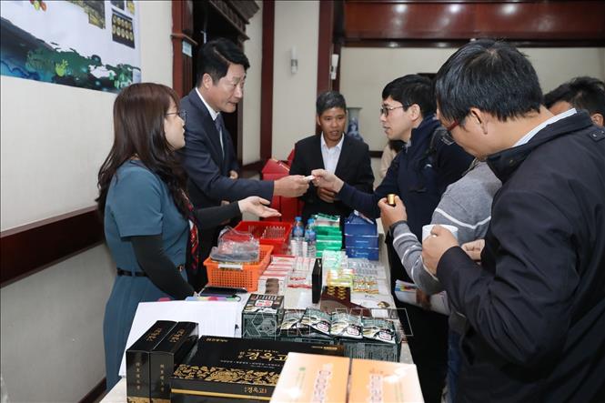 Trong ảnh: Trưng bày các sản phẩm chăm sóc sức khỏe từ nguồn dược liệu Việt Nam tại Diễn đàn. Ảnh: Anh Tuấn – TTXVN