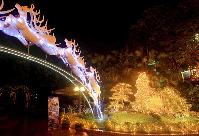 Trong ảnh: Hình tượng Tuần Lộc được trang trí lộng lẫy chuẩn bị đón Noel tại Hải Phòng. Ảnh: An Đăng - TTXVN