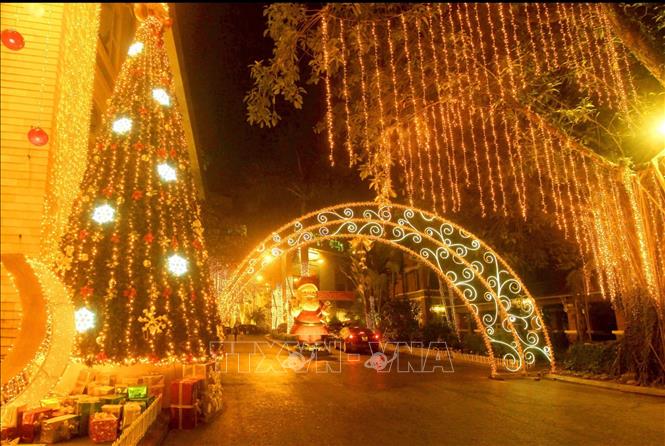 Trong ảnh: Rực rỡ sắc màu Noel cho lễ giáng sinh tại Hải Phòng. Ảnh: An Đăng - TTXVN
