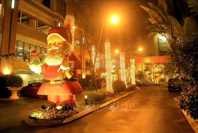 Trong ảnh: Rực rỡ sắc màu ông già Noel đón giáng sinh. Ảnh: An Đăng - TTXVN