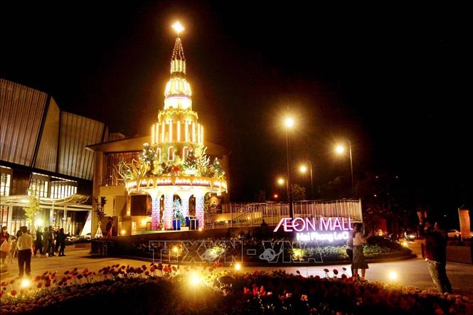 Photo: The AEON Mall in Hai Phong city glows ahead Christmas. VNA Photo: An Đăng
