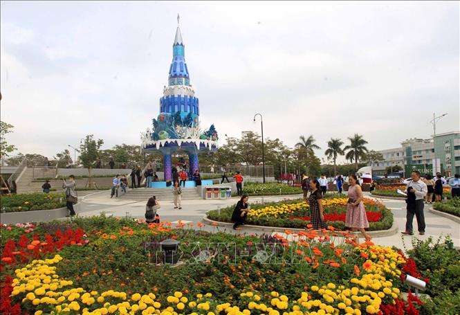 Photo: The AEON Mall in Hai Phong city is colourfully decorated ahead Christmas. VNA Photo: An Đăng