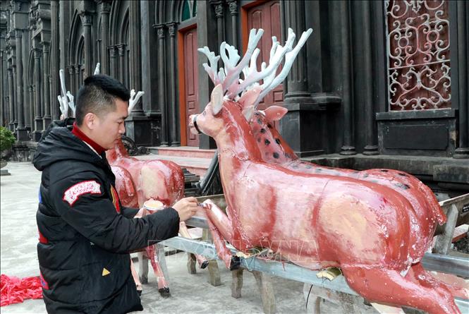 Photo: Catholic followers decorate their churches for Christmas. VNA Photo: Nguyễn Lành