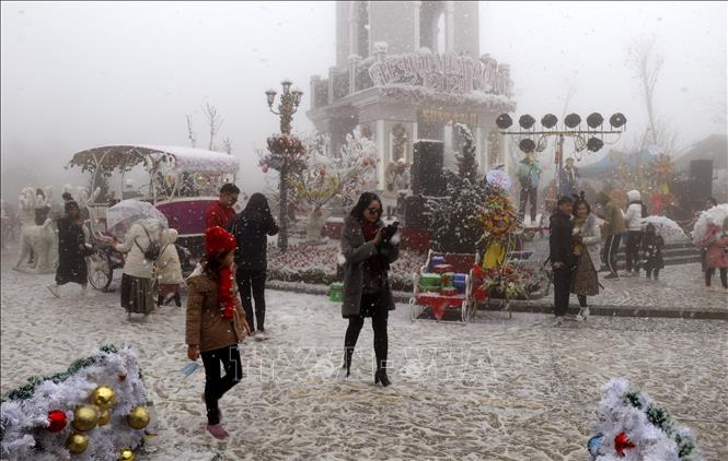 Trong ảnh: Đông đảo du khách đến Sa Pa tham dự Lễ hội mùa Đông 2020. Ảnh: Quốc Khánh - TTXVN