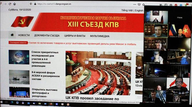 GS. Vladimir Kolotov, Viện trưởng Viện Hồ Chí Minh giới thiệu trang web về ĐH Đảng XIII (phiên bản tiếng Nga). Ảnh: Hồng Quân-P/v TTXVN tại Liên bang Nga