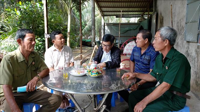 Các cựu chiến binh xã Tân Xuân, huyện Ba Tri thăm hỏi, hỗ trợ nhau cùng làm kinh tế. Ảnh: Trần Thị Thu Hiền - TTXVN
