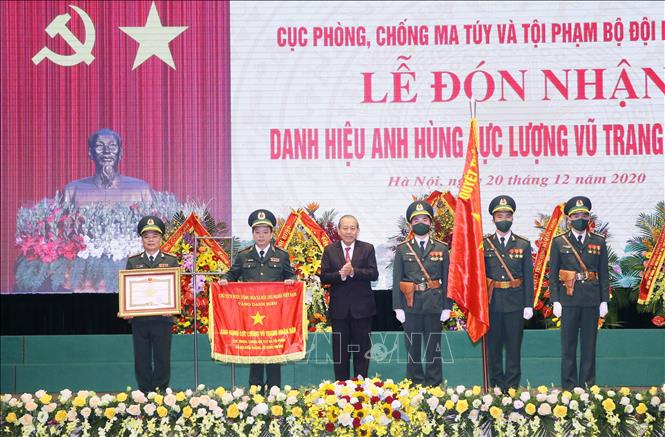 Trong ảnh: Phó Thủ tướng Thường trực Chính phủ Trương Hòa Bình trao Danh hiệu Anh hùng lực lượng vũ trang nhân dân tặng Cục Phòng, chống ma túy và tội phạm Bộ đội Biên phòng. Ảnh: Doãn Tấn - TTXVN