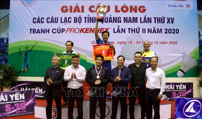 Ban tổ chức trao giải cho 3 câu lạc bộ Nhất - Nhì - Ba toàn đoàn. Ảnh: Trịnh Bang Nhiệm - TTXVN